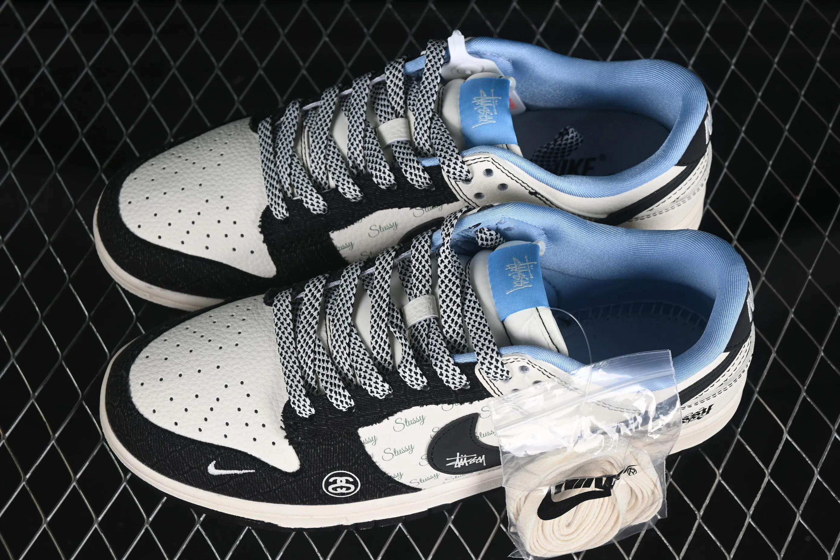 All categories Nk SB Dunk Series Nk SB Dunk Low High-end customized low-top sneakers Nike SB Dunk Low Stusi co-branded English black denim Anniversary high-end customized low-top casual sneakers ZH2598-267